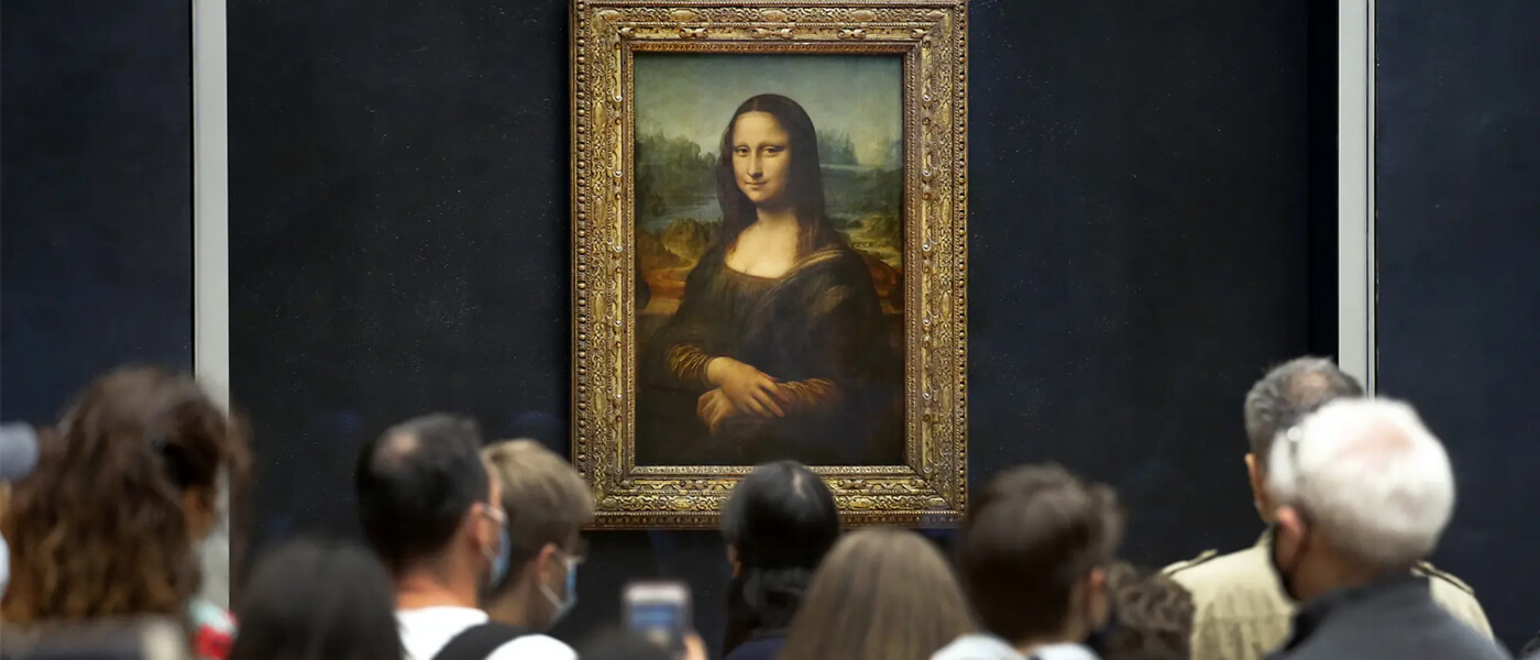 Mona Lisa painting with people around it in museum