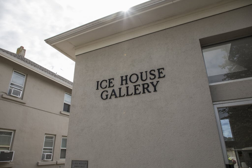 Photo to the entrance to the Ice House building