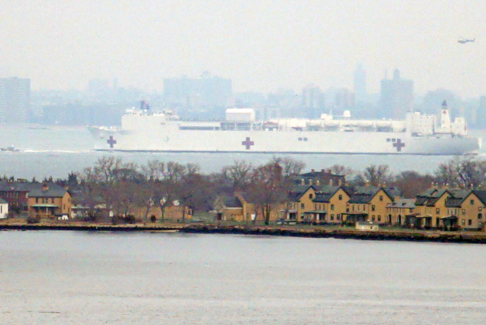 Photo of USNS Comfort sailing into New York harbor