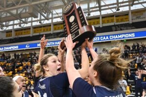 🚨BIG NEWS🚨Congrats to @MUHawksWBB for becoming the #CAAChamps! 🏆 They're the first 7-seed to win it all and the first team to win four games in four days! 🙌 And to top it off, they're dancing for the first time in 40 years! 🏀 Read more @ 🔗 bio. #FlyHawks #Champions #MarchMadness #MonmouthU #MonmouthUniversity